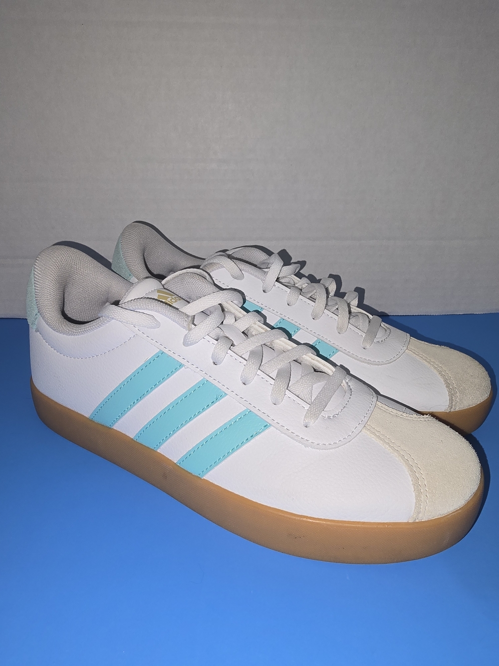 Adidas White Teal Gum Sole Sneakers 👟💙 Size 7